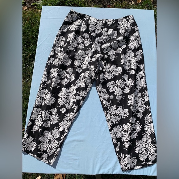 Allison Taylor Capri Crop Pants 100% Silk Black White Floral Print Side Zip 14 - Picture 2 of 6